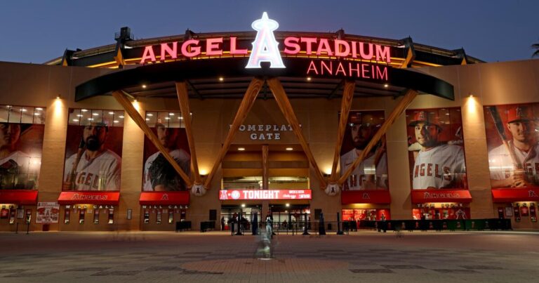 urlhttps3A2F2Fcalifornia times brightspot.s3.amazonaws.com2F0c2Fbf2F6fbca29246e887688d5ca46a8dfc2F963878 me anaheim council stadium deal gxc 0895